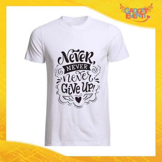 T-Shirt Uomo Bianca "Never Give Up" Maglia Maglietta Maschile Idea Regalo Divertente per un Ragazzo Gadget Eventi