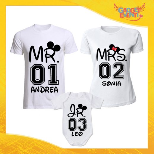 Tris di T-Shirt Bianche con Body "Mr Mrs Junior con Nome e Numero" Magliette per Tutta la Famiglia Completo di Maglie Padre Madre Figli Idea Regalo Gadget Eventi