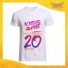 T-Shirt Uomo Bianca "Kiss Me Birthday" Maglietta Maschile Birthday per Feste di Compleanno Idea Regalo per Compleanni Gadget Eventi