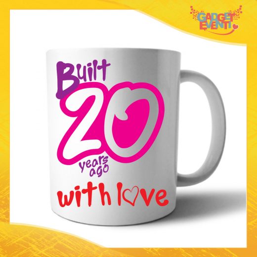 Tazza Personalizzata "Built With Love" Grafica Rosa Mug per Compleanni Regalo Tazze Originali per Feste di Compleanno Gadget Eventi