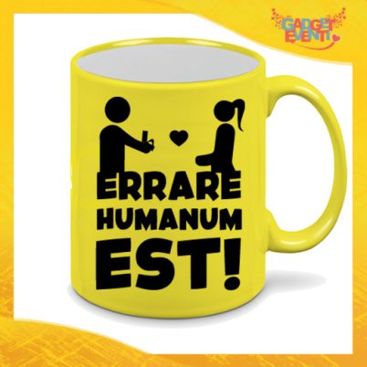 Tazza Fluo Gialla Personalizzata "Errare Humanum Est" Mug Colazione Breakfast Idea Regalo Per Addii al Celibato Gadget Eventi